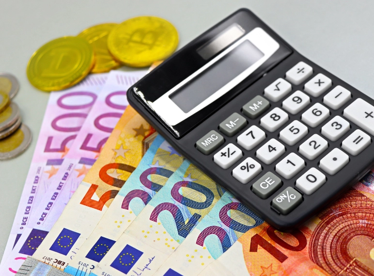 dinero en una mesa y una calculadora