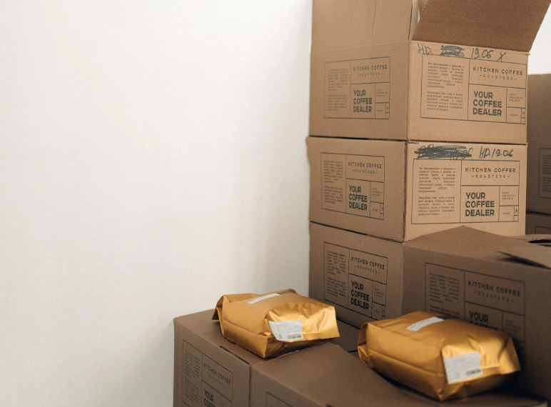 montón de cajas para ponerle etiquetas y ser enviados