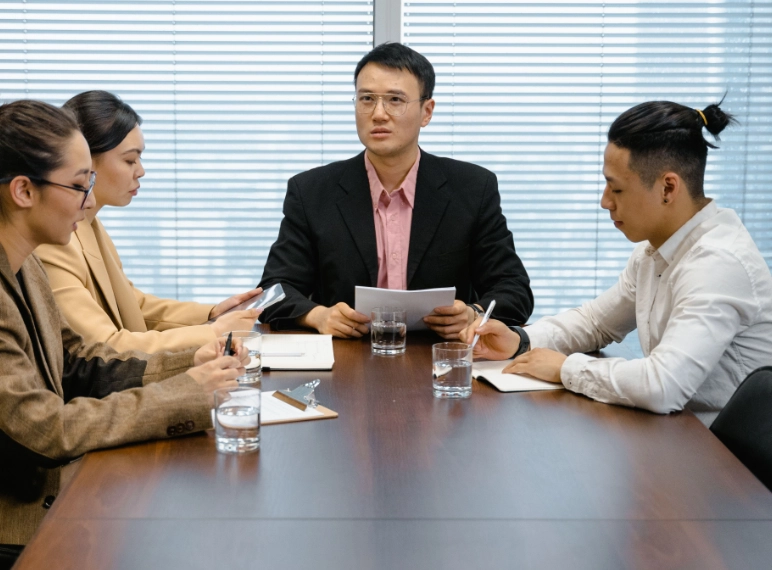 junta empresarial donde hay 4 personas en la mesa