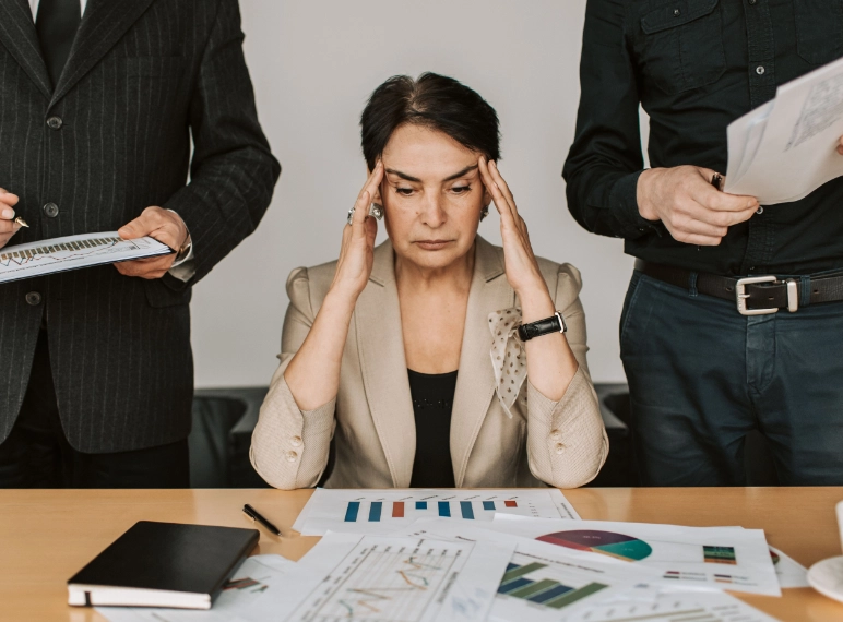 estres empresarial debido a 2 hombres que estan con la ejecutiva que esta en el medio