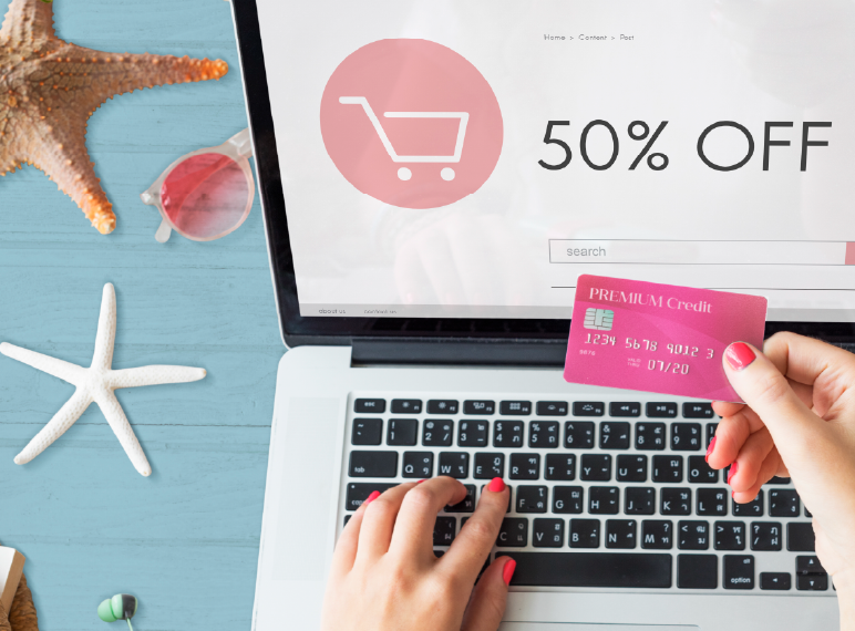 computadora con un descuento y una persona con una tarjeta de credito rosa