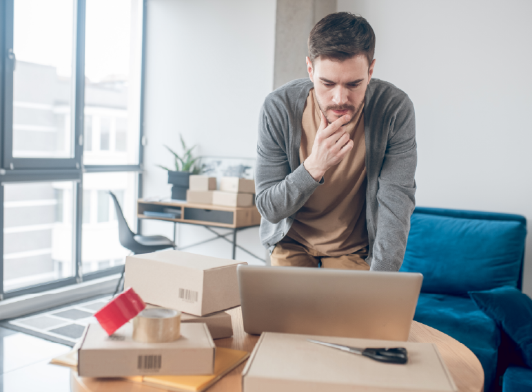 Hombre investigando en su computadora sobre 3 errores que todo emprendedor comete al iniciar un negocio y cómo solucionarlos