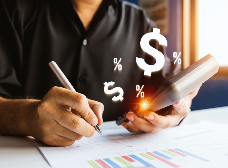 Hombre haciendo cuentas y estrategias para fijar precios a los productos