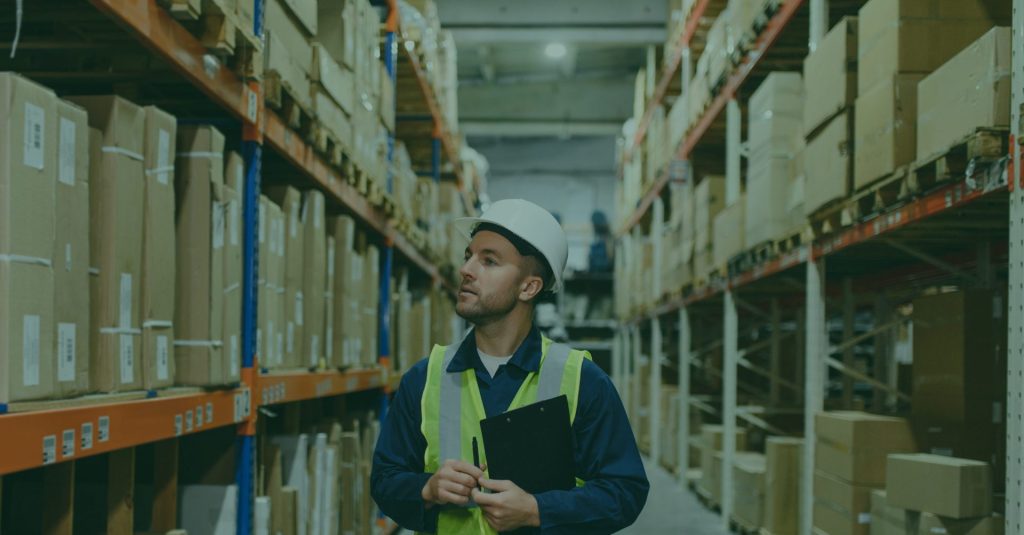 Envíos de paquetería exprés vs. regular