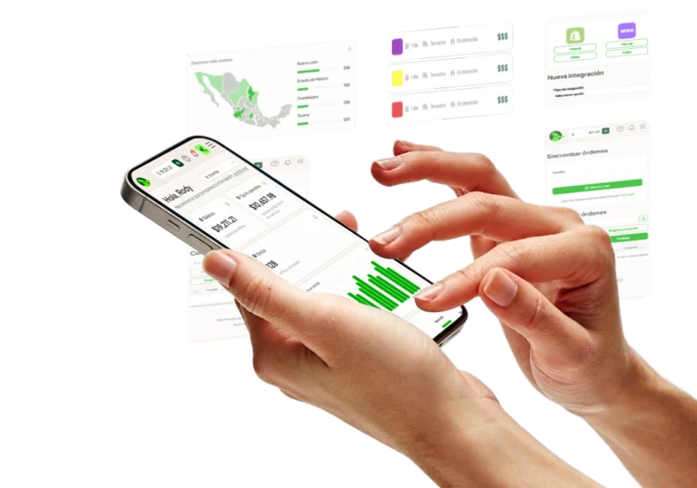 Manos sujetando un teléfono inteligente que muestra el panel de control de envíos de EnviaTodo, con gráficos de datos e iconos de integraciones flotando alrededor sobre un fondo beige claro.
