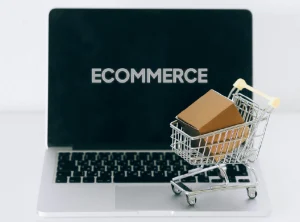 laptop y carrito de super mercado tamaño chico dando a entender que se trata de una compra en linea