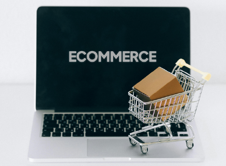 laptop y carrito de super mercado tamaño chico dando a entender que se trata de una compra en linea