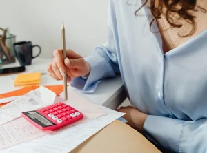 persona haciendo cuentas para su facturación de envíos