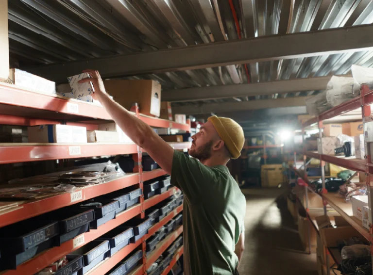 persona esta buscando paquetes en su alamacen