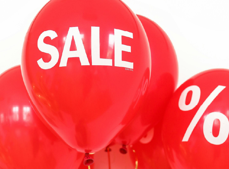 globos con la palabra Sale por que se habla de descuentos
