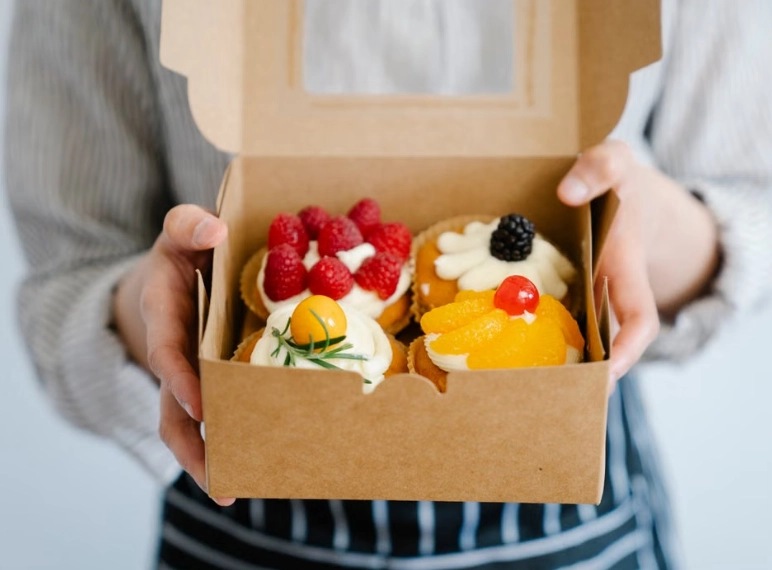 Caja con pasteles listos para enviar- envíos de postres