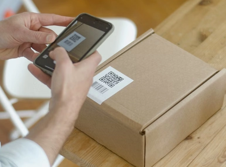 escaneando código QR de un paquete
