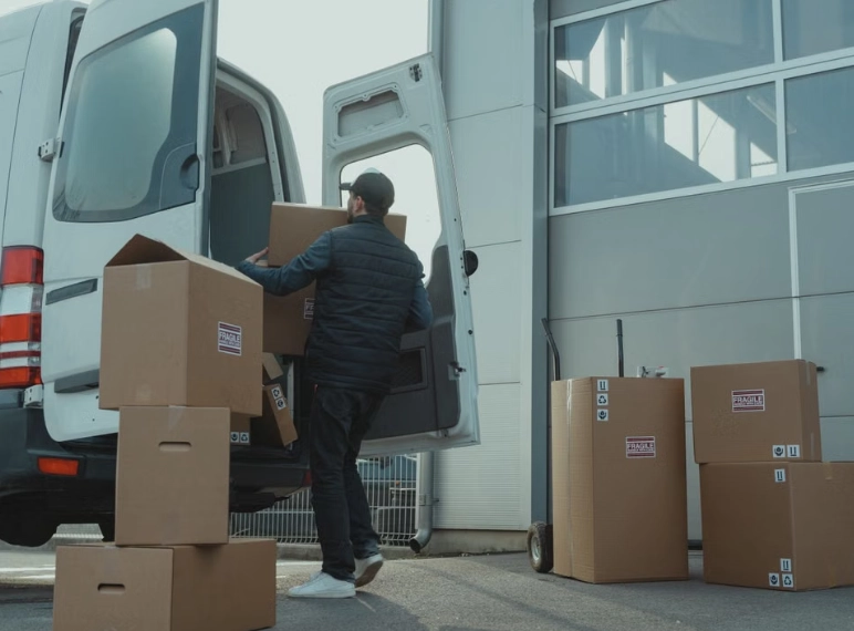 envíos a Veracruz con un repartidor subiendo unas cajas a la camioneta 